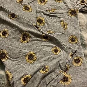 Size medium / Grey sunflower shirt  with a pocket in front